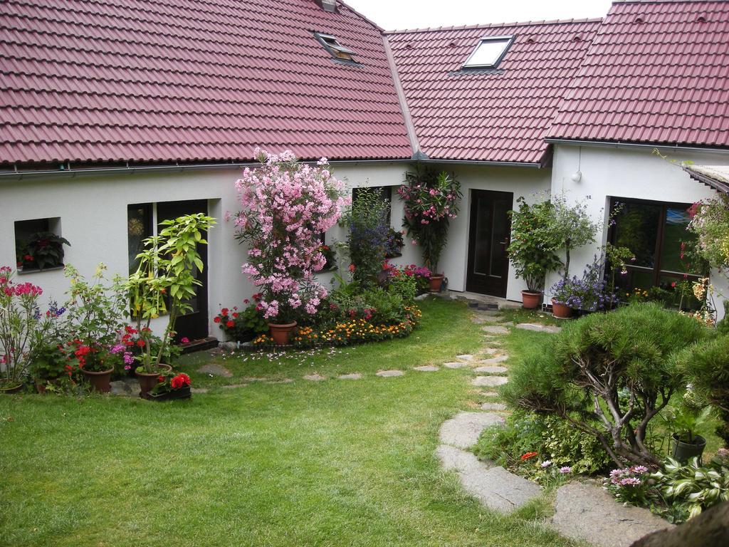 Penzion Nevcehle Urbanov Exteriör bild